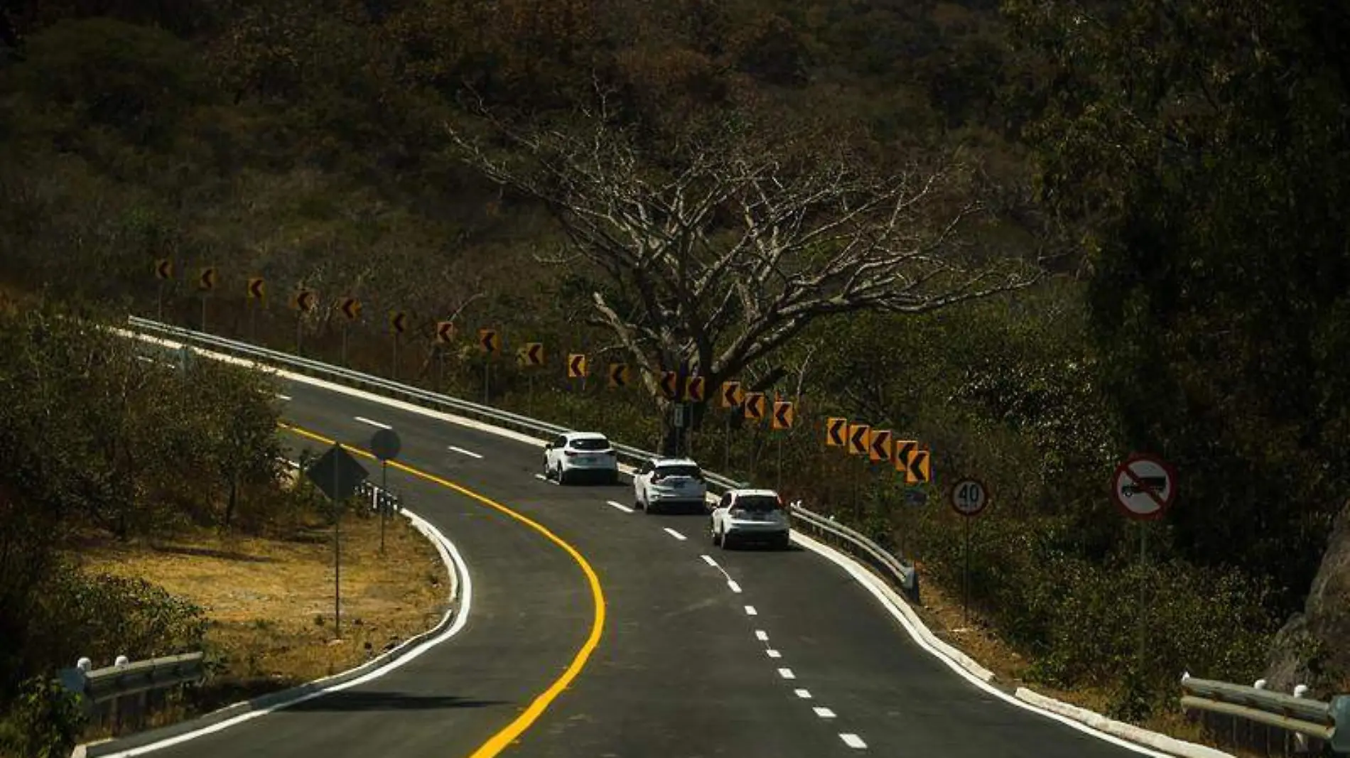 Carretera que conecta a Autlán y Chamela